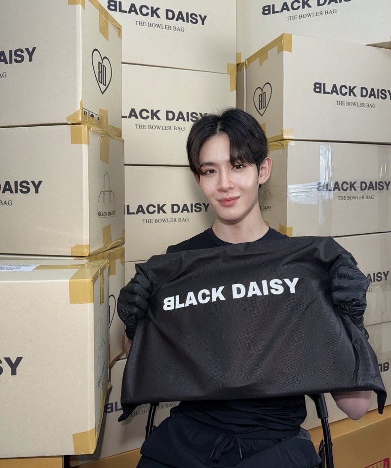 👜🖤

#blackdaisybd #bdthebowlerbag
#JamesSu #JSY

 ME                                 CEO