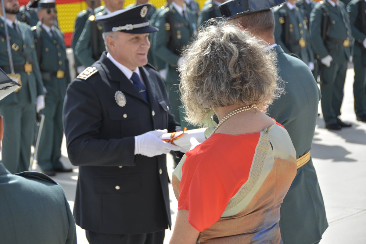 LasPalmasPorts's tweet image. En el Día de la Hispanidad, durante el acto homenaje a la patrona de la @guardiacivil, el Instituto Armado hizo entrega de una mención de honor a la @PoliciaAPLP a través de su responsable Ricardo Martín, por el apoyo y colaboración constante con la Comandancia de Las Palmas🎖