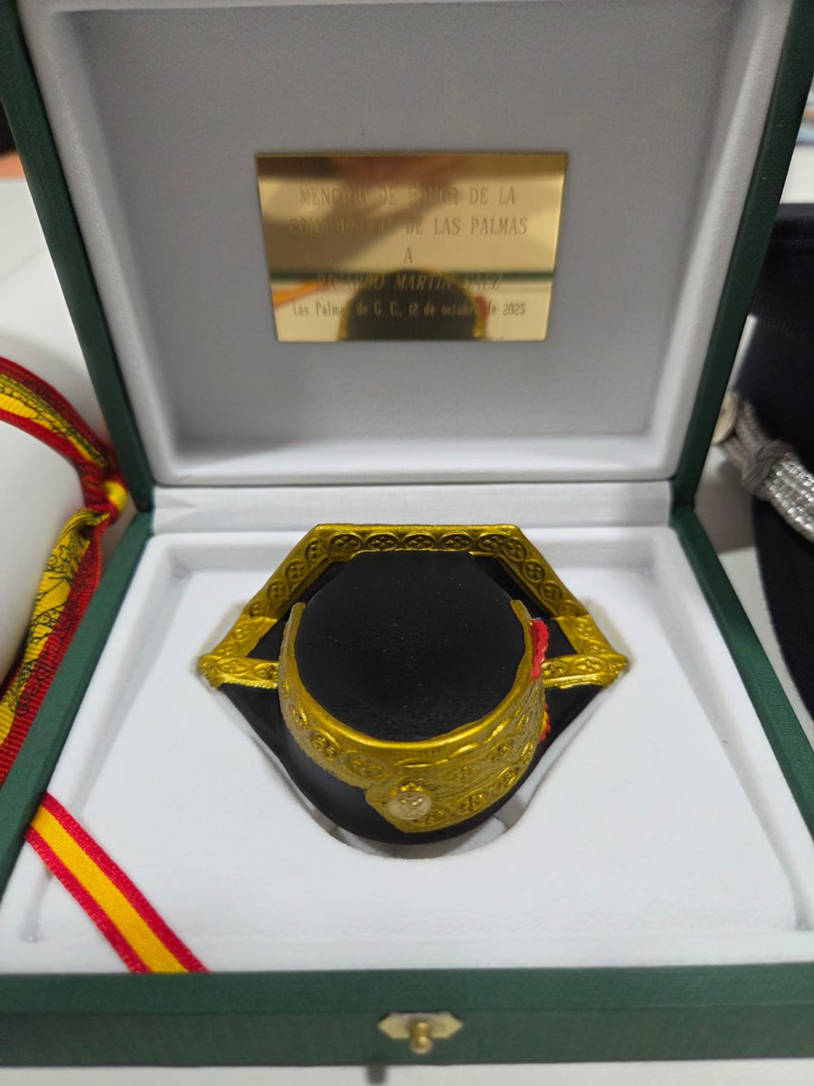 LasPalmasPorts's tweet image. En el Día de la Hispanidad, durante el acto homenaje a la patrona de la @guardiacivil, el Instituto Armado hizo entrega de una mención de honor a la @PoliciaAPLP a través de su responsable Ricardo Martín, por el apoyo y colaboración constante con la Comandancia de Las Palmas🎖