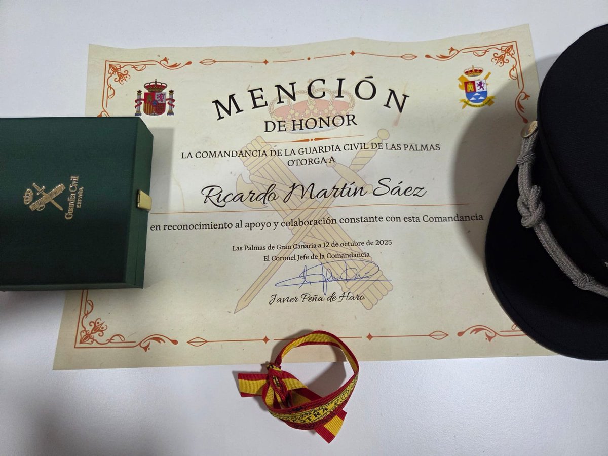 LasPalmasPorts's tweet image. ↪️Sin duda, una reconocimiento que pone en valor la gran labor que lleva a cabo nuestra @PoliciaAPLP en nuestros puertos🚔

¡Enhorabuena, compañeros! 👮🏽‍♀️👮🏼‍♂️