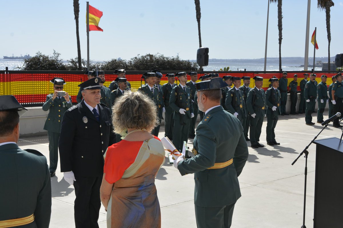 LasPalmasPorts's tweet image. ↪️Sin duda, una reconocimiento que pone en valor la gran labor que lleva a cabo nuestra @PoliciaAPLP en nuestros puertos🚔

¡Enhorabuena, compañeros! 👮🏽‍♀️👮🏼‍♂️