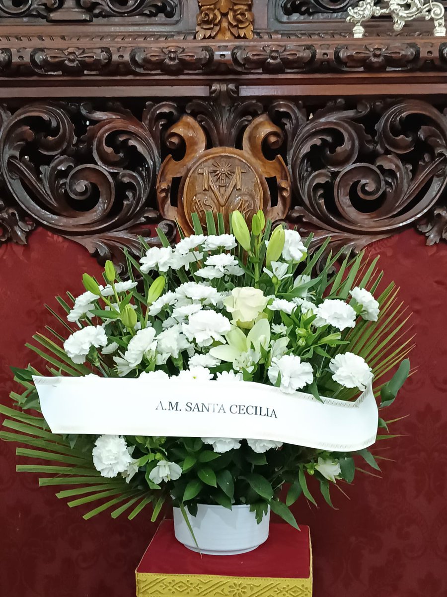 💐 En la mañana de hoy nuestros hermanos de <a href="/SantaCeciliaSev/">Agrupación Musical Santa Cecilia</a> han pasado a realizar una ofrenda floral a nuestro amado titular San Lucas Evangelista.

Con ganas de sábado y de escuchar vuestros sones tras él.

¡GRACIAS! por tan bonito detalle.

#LaIlusiónContinúa 💙🤍