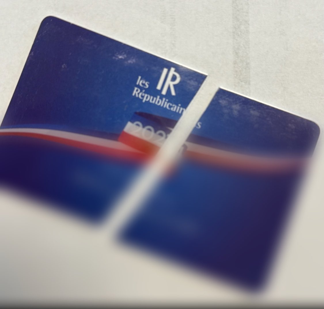 SirAfuera's tweet image. 🔴💸 ALERTE : Les appels d’adhérents LR se multiplient au siège pour rendre leurs cartes.
"Les gens nous crient dessus. On fait face à une vague de désadhésion. Les gens déchirent leurs cartes LR, parlent de trahison." (Source protégée)
Les conséquences de la trahison.