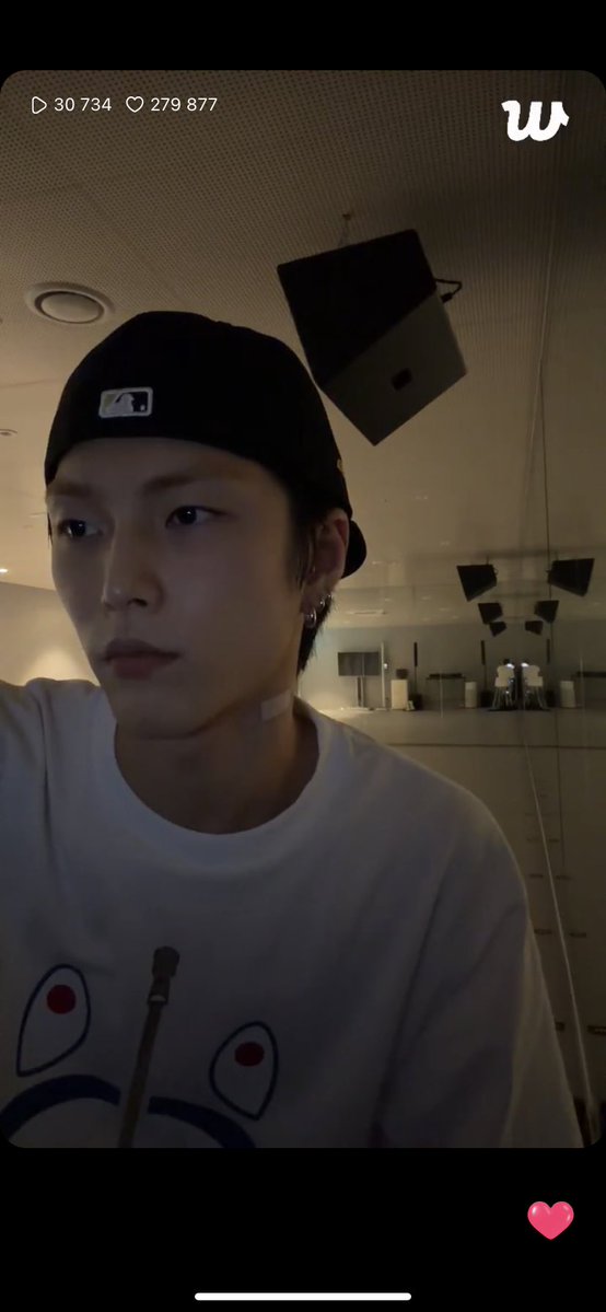 HE LOOKS SO GOOD IM GOING INSANEEEE