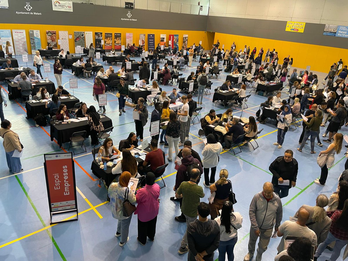matarocat's tweet photo. NOTÍCIA // #Mataró tanca la primera fira d’ocupació GiraFeina amb la participació de prop d’un miler de persones

👉https://t.co/mmszTNMPrF https://t.co/HtFVzs8PRo