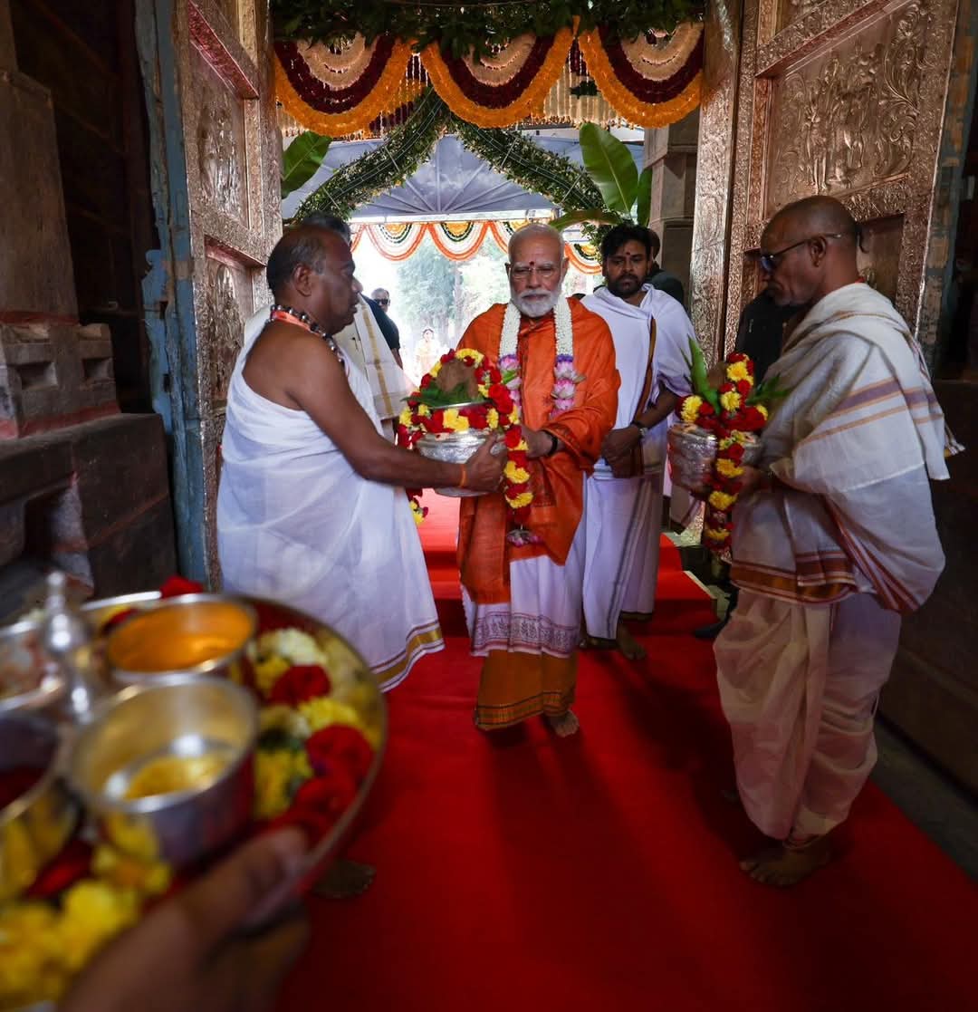 mudit_shejwar's tweet image. प्रधानमंत्री श्री नरेंद्र मोदी जी ने आज श्रीशैलम स्थित श्री मल्लिकार्जुन मंदिर में पूजन-अर्चन कर विश्व कल्याण की कामना की।

यह वही धरा है जहां छत्रपति शिवाजी महाराज ने सन् 1677 में आराधना की थी।

#NarendraModi #MuditShejwar