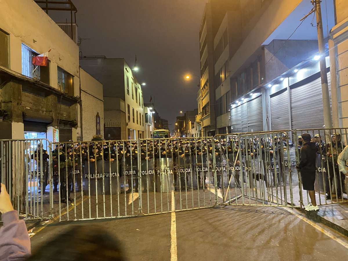 GTejads's tweet photo. @PedrozaCar14484 A mi me llamó la atención q nos dejaran avanzar tanto. Yo insisto en q fue una celada . A una cuadra del congreso y sin mediar ataque x parte de los q marchábamos , cayeron las lacrimógenas. Y no había x donde salir, todas las calles cerradas. https://t.co/m28j06lfPv