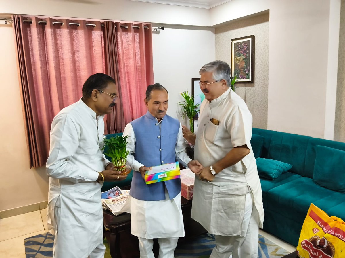 DKJoshiBJP's tweet photo. जयपुर प्रवास के दौरान माननीय प्रदेशाध्यक्ष श्री मदन राठौड़ जी भाईसाब से आत्मीय भेंट हुई।

सदैव स्नेह, प्रेरणा और मार्गदर्शन देने वाले भाईसाब को दीपोत्सव की हार्दिक एवं अग्रिम शुभकामनाएं प्रेषित कीं।

उनका सान्निध्य हर बार नई ऊर्जा और सकारात्मकता का संचार करता है। ईश्वर से प्रार्थना है कि उनका मार्गदर्शन यूँ ही मिलता रहे।

@madanrrathore