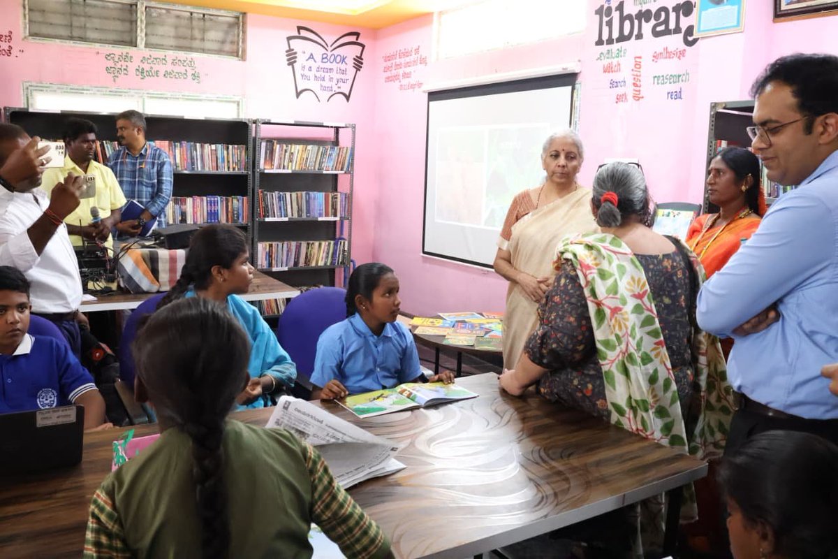 ಕೇಂದ್ರ ಸಚಿವರಾದ ಶ್ರೀಮತಿ <a href="/nsitharaman/">Nirmala Sitharaman</a> ಅವರು ಬಳ್ಳಾರಿ ಜಿಲ್ಲೆ, ಸಿರಗುಪ್ಪಾ ತಾಲೂಕಿನ ಕೊಂಚಿಗೇರಿ ಗ್ರಾಮ ಪಂಚಾಯಿತಿಯ ಗ್ರಂಥಾಲಯಕ್ಕೆ ಭೇಟಿ ನೀಡಿ, ವಿದ್ಯಾರ್ಥಿಗಳು ಹಾಗೂ ಶಿಕ್ಷಕರೊಂದಿಗೆ ಸಂವಾದ ನಡೆಸಿದರು.

<a href="/nsitharamanoffc/">Nirmala Sitharaman Office</a> <a href="/FinMinIndia/">Ministry of Finance</a> <a href="/MCA21India/">Ministry of Corporate Affairs</a>