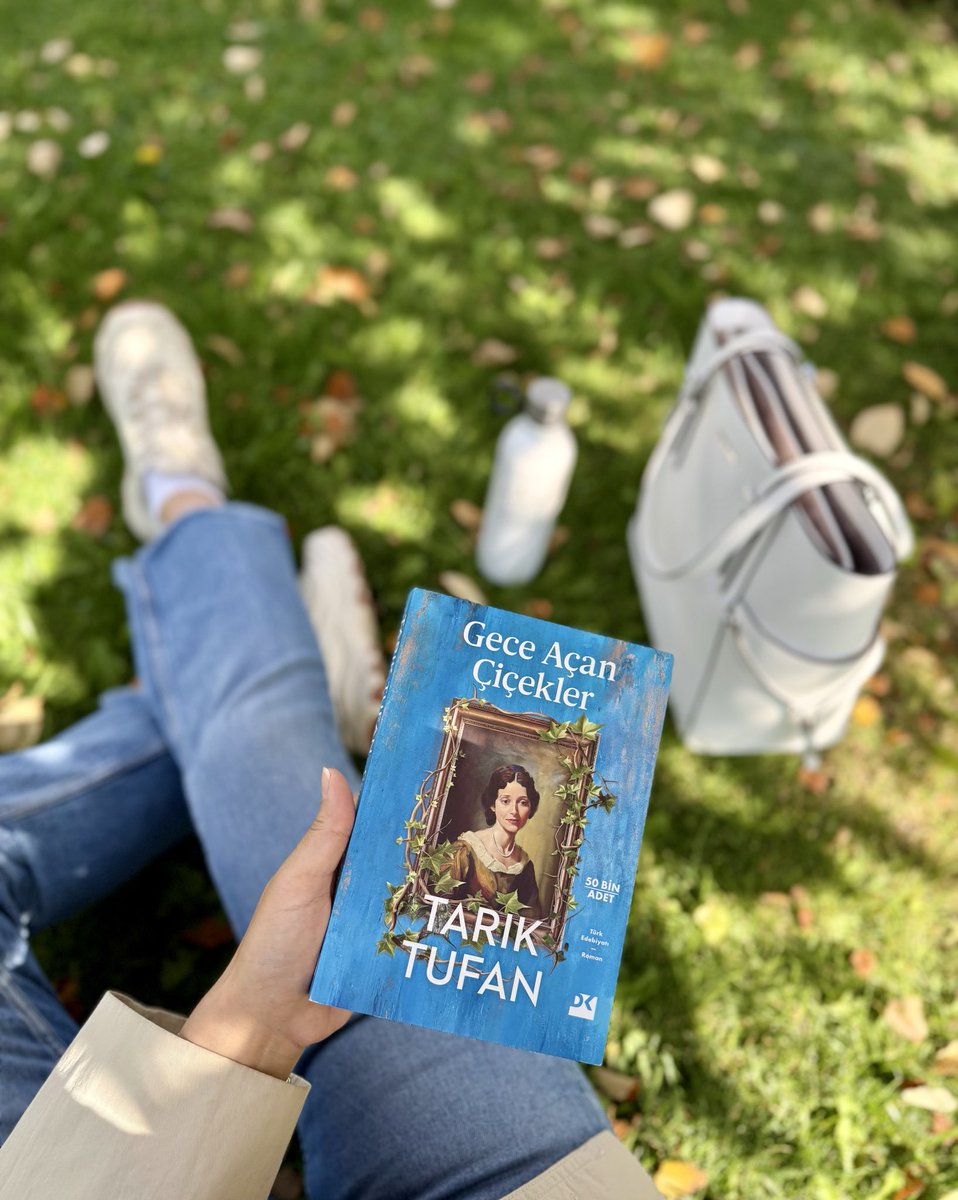 Sarılı kahveli yapraklarla bezeli çimenlerde üç beş sayfa okuyup üç beş yudum kahvelenmek.. 
Basit bir hayatın muhteşem günleri..🍃🍂