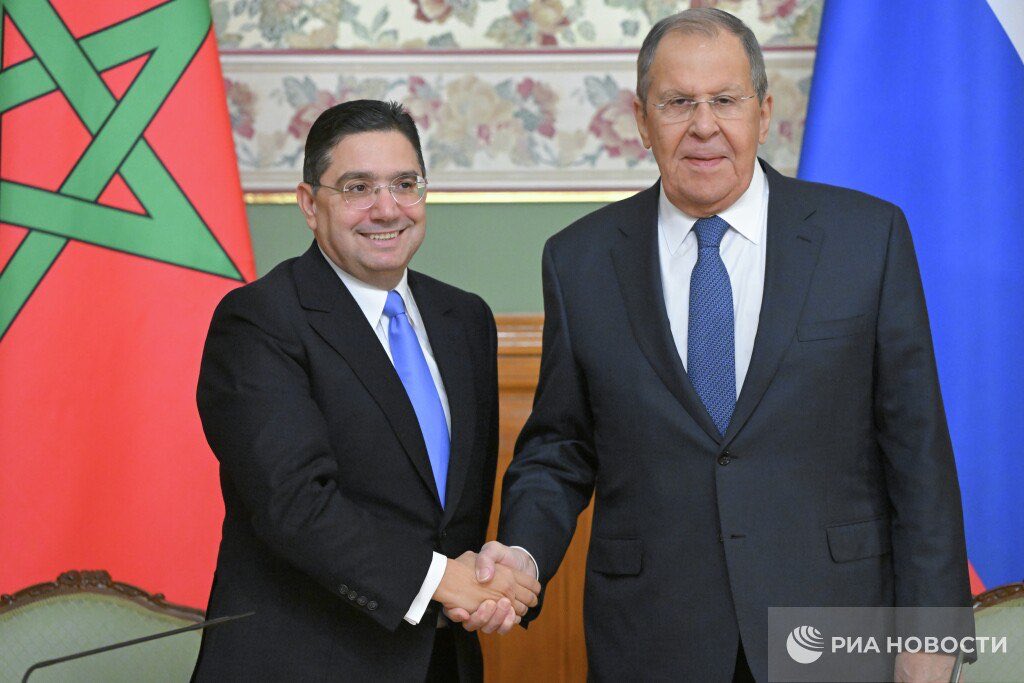 عقد لافروف 🇷🇺 اجتماعًا مع وزير الخارجية المغربي ناصر بوريطة 🇲🇦 ، التصريحات الرئيسية للوزير الروسي:

🔹 ناقش الطرفان في المفاوضات التجارة، لدى موسكو والرباط اهتمام بزيادة حجمها.

🔹 ستدعم موسكو اهتمام المغاربة بالتعليم الروسي، فالاهتمام به مرتفع.

🔹 تأمل موسكو في أن يتم الالتزام