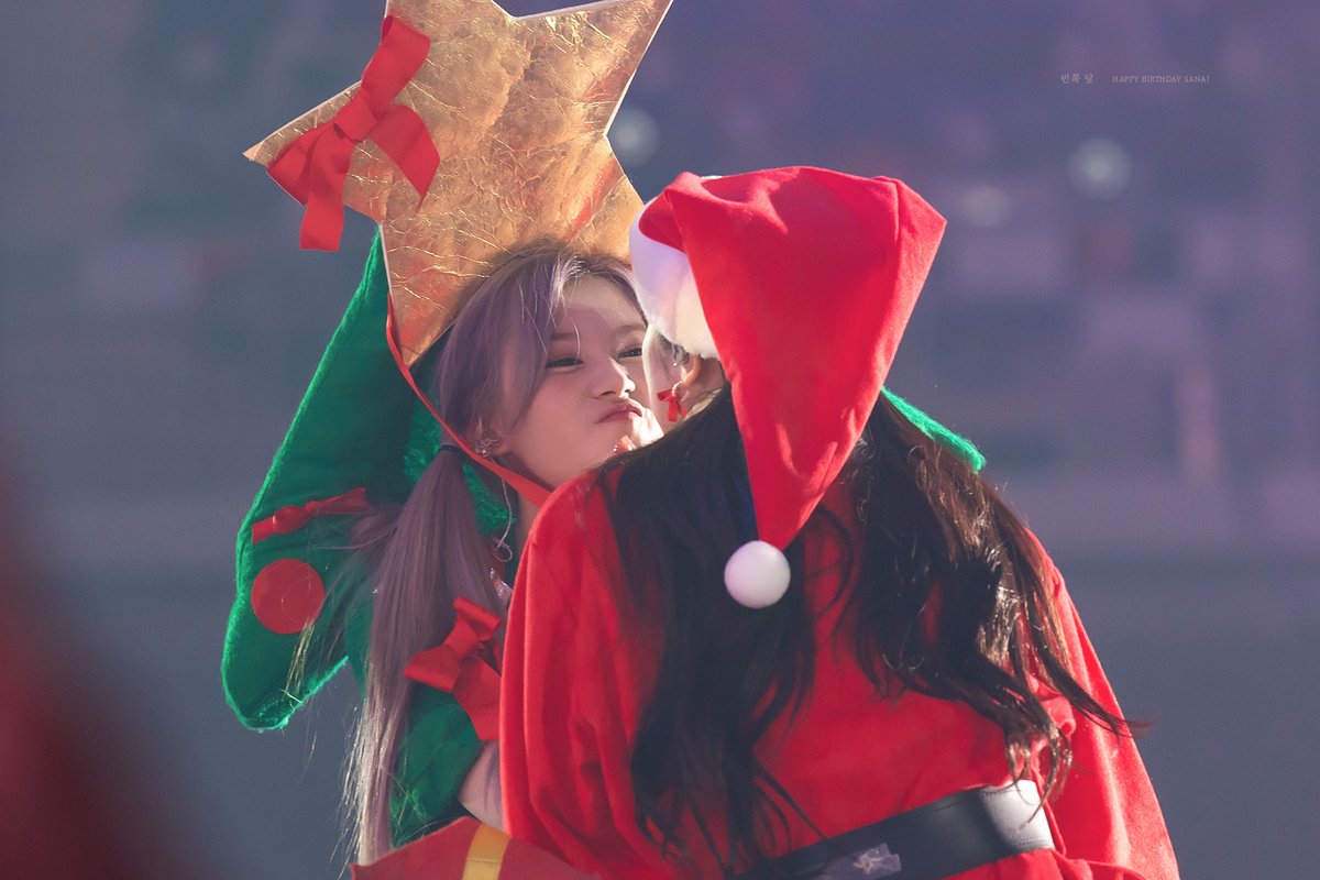 staywithmesana's tweet photo. 211226 TWICE III gave us these SAIDA 😭
While everyone was busy, they were in their own world as usual. 💜🤍

#TWICE #트와이스 #SANA #사나 #サナ #DAHYUN #다현 #ダヒョン #SAIDA #사이다 https://t.co/SaikHHDpRi