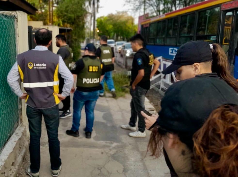 gabrieliezzi's tweet photo. 🚨🚨Cayó un “Hermanito” de lo ilegal

En la madrugada de hoy fue detenido el exconcursante de Gran Hermano, Joel Ojeda, por promocionar juegos de azar ilegales.

La detención ocurrió en el barrio de Muñiz, en el partido de San Miguel, y estuvo a cargo de la Policía Judicial (CIJ), personal de Lotería de la Ciudad de Buenos Aires y la DDI de San Miguel.

Ojeda ya había sido notificado en la sede de la Lotería hace cinco meses, pero a pesar de ello, continuó promocionando juegos de azar ilegales en sus redes.

En este tipo de plataformas ilegales pueden ingresar menores de edad, y el detenido, utilizando su reconocimiento mediático, tenía llegada a más de 460.000 seguidores.

La Lotería de la Ciudad, a cargo de Jesús Acevedo, ha realizado más de 30 allanamientos ordenados de manera conjunta por la Fiscalía Especializada en Juegos de Azar (FEJA), a cargo de Juan Rozas, el Ministerio Público Fiscal y la Unidad Fiscal Especializada en Cibercrimen (UFEIC) de San Isidro, a cargo de Alejandro Musso.

A su vez, unos 2300 perfiles y publicaciones fueron bloqueados y se enviaron cerca de 100 Cartas Documento.

En el allanamiento se encontró dinero en efectivo y computadoras que serán peritadas.