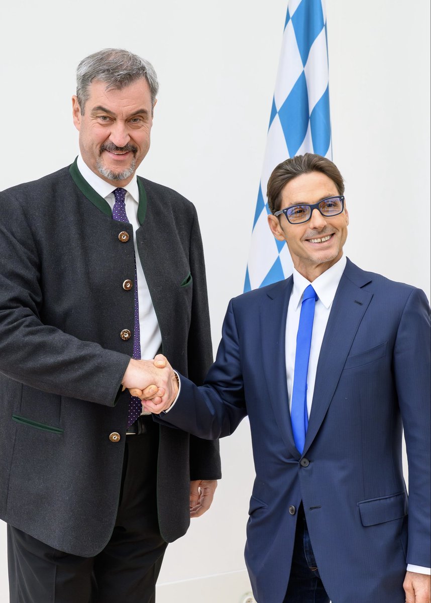 Markus_Soeder's tweet photo. Klares Bekenntnis zum Medienstandort Bayern: Heute war Pier Silvio Berlusconi von „Media For Europe“ als neuer Eigentümer von ProSiebenSat1 zum Gespräch in der Staatskanzlei. Wir freuen uns über die Zusage zum Erhalt des Standortes in Bayern, den Erhalt lokaler regionaler Nachrichten und sogar den zusätzlichen Ausbau der Bereiche KI und Innovation. München ist ein Top-Medienstandort und soll es bleiben. Der Erhalt des von ProSiebenSat1 ist für eine lebendige Medienlandschaft von großer Bedeutung und sichert wichtige Arbeitsplätze. In Zeiten von Fake News sind lokal produzierte Inhalte und Nachrichten besonders wichtig. Daher soll dieser Bereich in Unterföhring künftig noch stärker ausgebaut werden. Außerdem gibt es die Zusage für ein neues KI- und Innovations-Hub. Das passt zum Freistaat als Innovationsmotor.