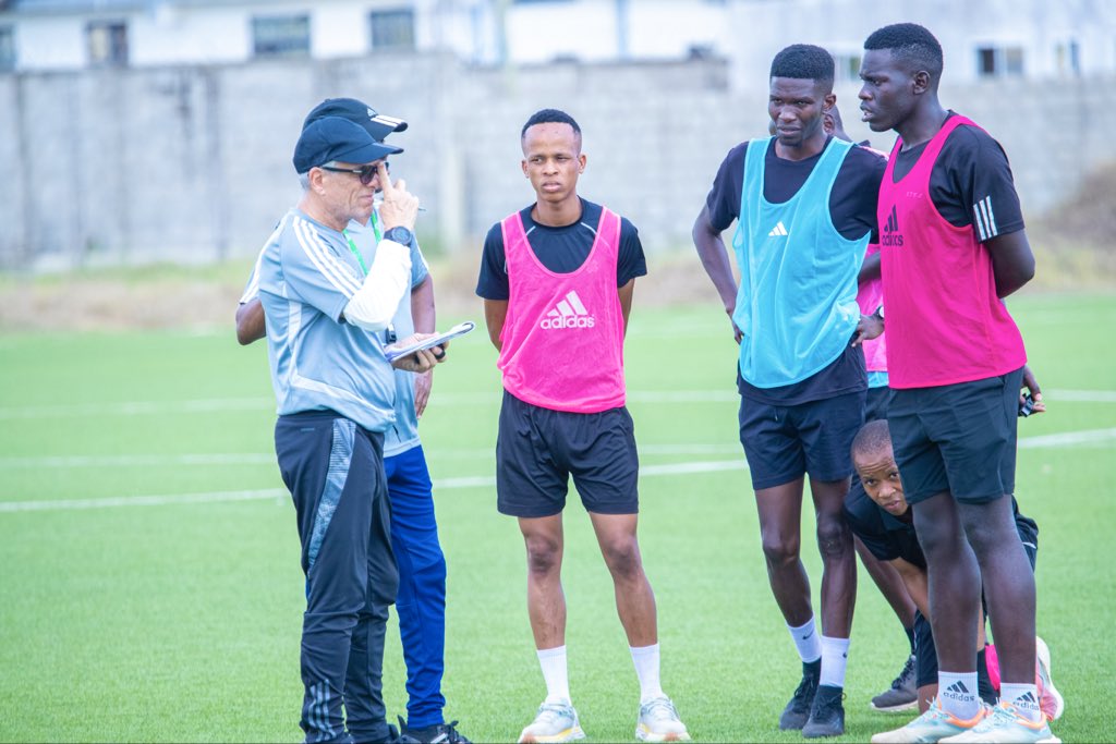 Tanfootball's tweet photo. Washiriki wa kozi ya Waamuzi chipukizi ya FIFA leo wameendelea na mazoezi ya vitendo kwenye uwanja wa Kituo cha Ufundi cha TFF, Kigamboni, kozi hiyo ya siku 5 inashirikisha Waamuzi 31 https://t.co/FX7NwKX5bA