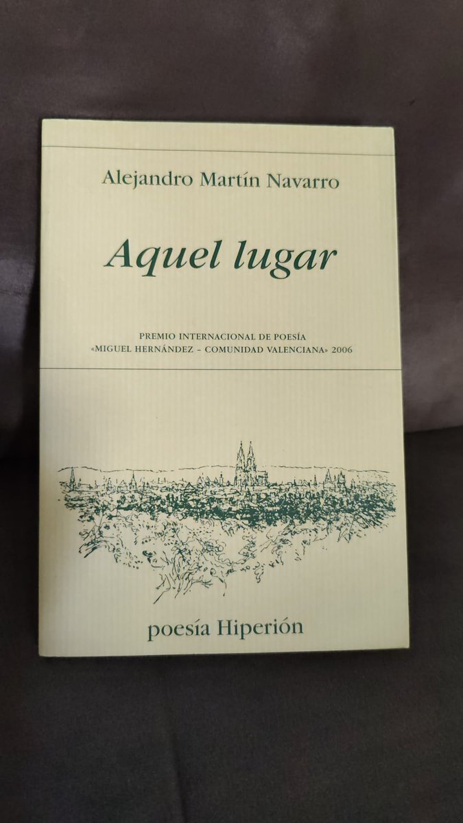 AMartinNavarro's tweet photo. Me cuenta un amigo que acaba de comprar mi segundo poemario ¡¡en la feria del libro viejo!! Por suerte, como compensación por el envejecimiento repentino, me informa de que estaba junto a Virgilio y Fray Luis de León. https://t.co/7efZEa96us