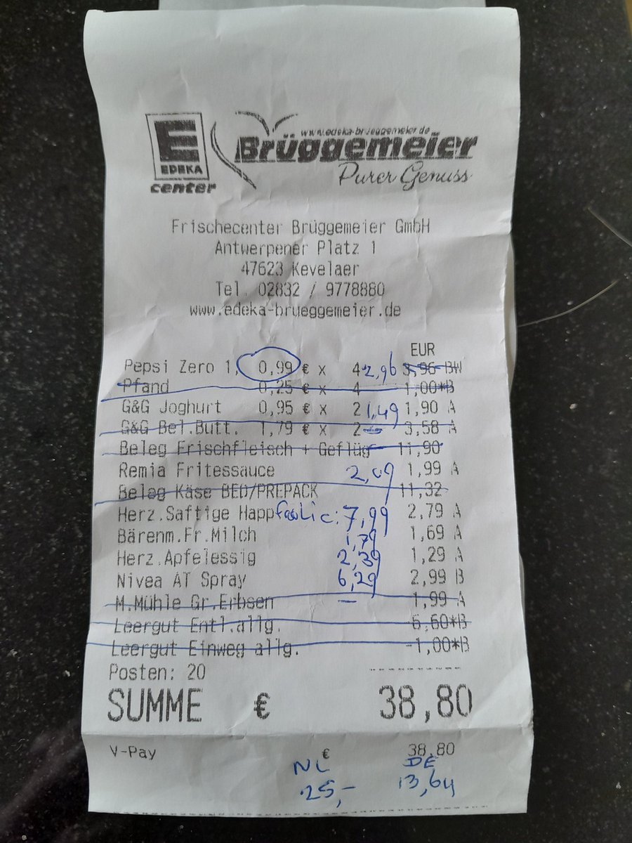MissTaken69's tweet photo. Vandaag boodschappen gedaan in D.

De kassabon heb ik vergeleken met dezelfde producten bij A.lles H.oger.
Ik ben voor de vergeleken producten in NL 
€ 25,00 minus € 13,64 = € 11,36 duurder uit.
@AutoriteitCM https://t.co/PVpvagosPc