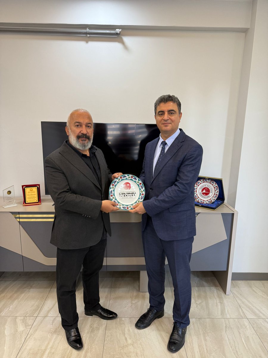 konya_istim's tweet photo. Kamu-STK işbirliği kapsamında İl Müdürümüz Özgür @KARAYAZILI tarafından İlteriş Uluslararası Strateji ve İnsani Yardım Derneği ziyaret edilmiş, dernek faaliyetleri ile ilgili dernek başkanı Murat DEMİRCİ' den bilgi alınmıştır.
@icisleriSTi https://t.co/3GZihEYVS6