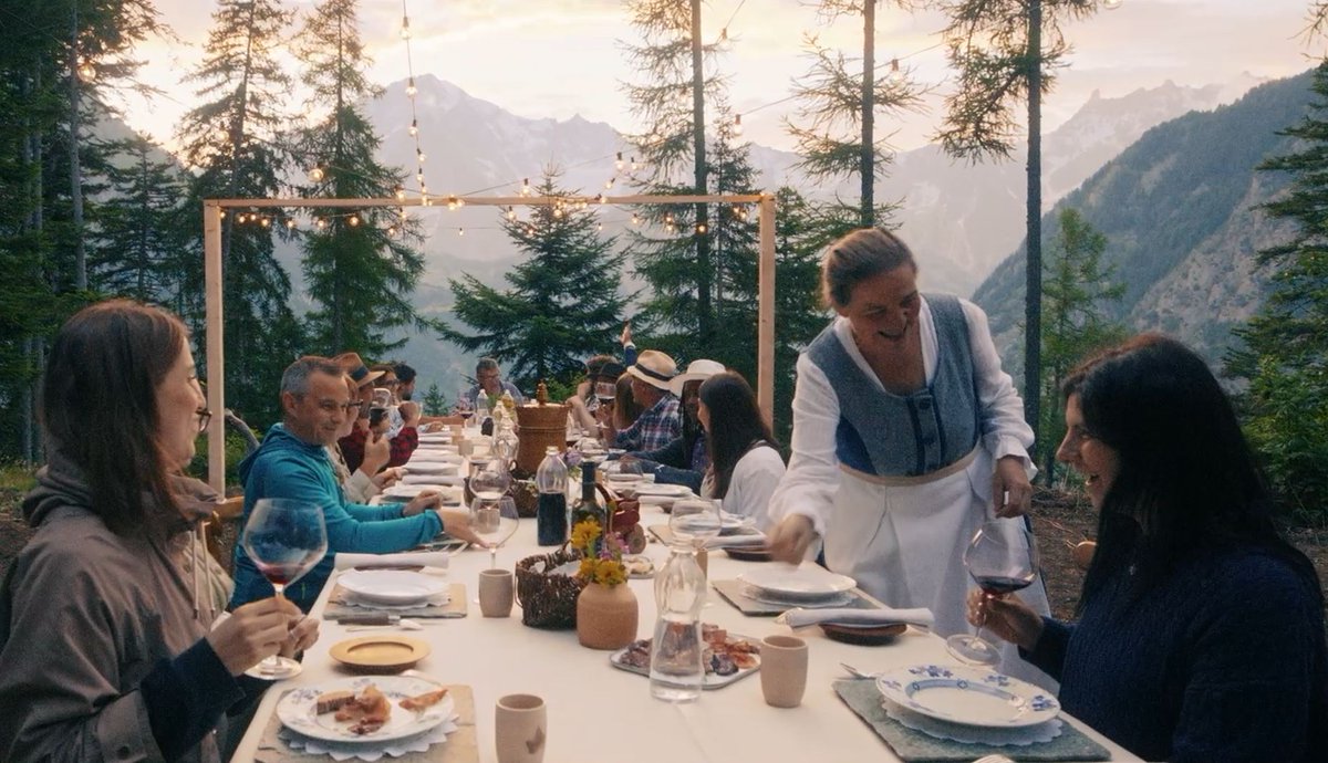 Tra i boschi e la luce dorata delle nostre montagne nasce un racconto di autenticità, di amicizia e di impresa: “La cena nelle Alpi”, il nuovo spot della Chambre Valdôtaine, dedicato alle eccellenze del territorio valdostano.
Per vedere il video: youtube.com/watch?v=8q8xTk…
