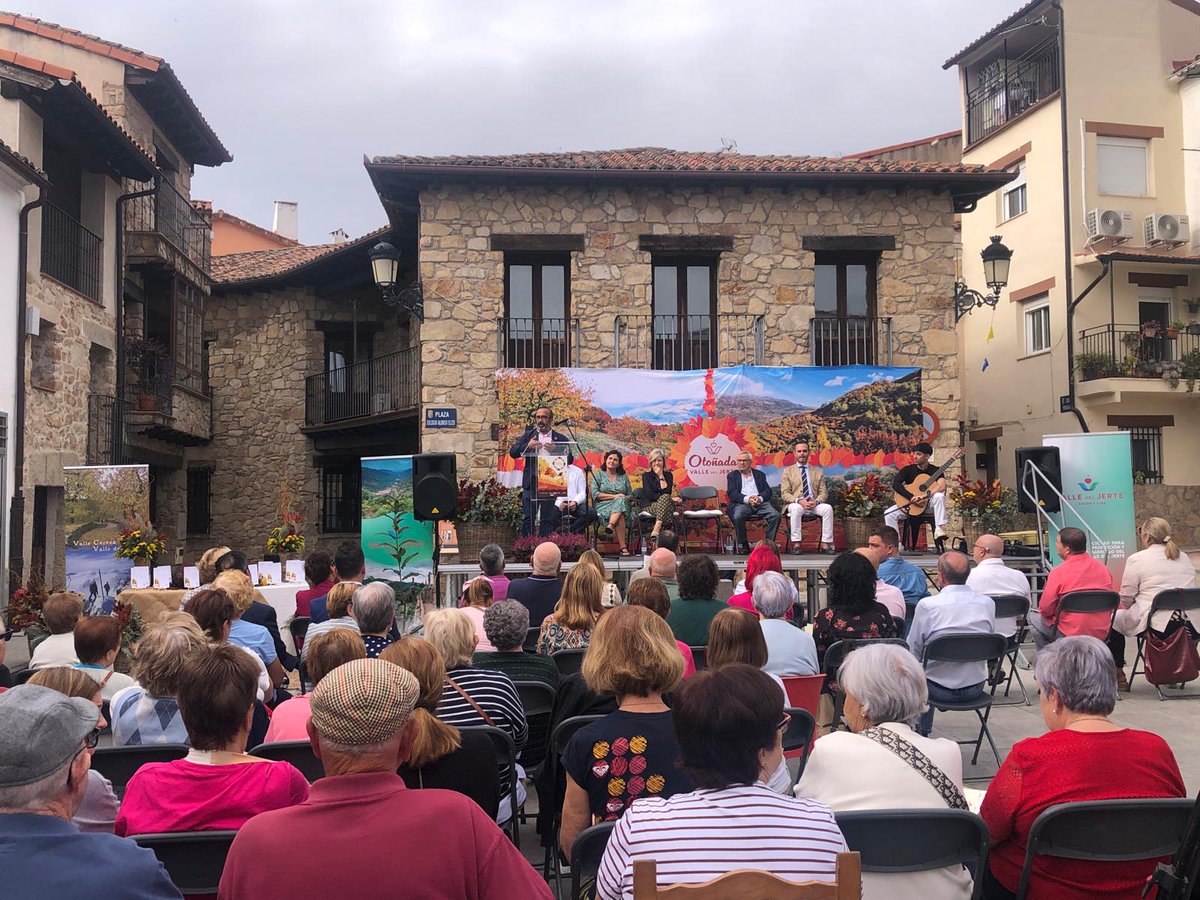 Arranca #otoñada25 del Valle del Jerte 🍁con:
➡Julián Elizo, alcalde El Torno, presidente Mancomunidad
➡Daniel Morán de <a href="/ValleCereza/">Valle del Jerte</a> 
➡Felisa Cepeda de <a href="/soprodevaje/">SOPRODEVAJE</a> 
➡ J. Manuel Benítez de <a href="/agriculturaEXT/">Agricultura, Ganadería y Desarrollo Sostenible</a>
➡M. Ángel Morales de <a href="/DiputacionCC/">DiputacionCC</a> 
➡Victoria Bazaga de <a href="/cultura_EXT/">Cultura, Turismo, Jóvenes y Deportes</a>