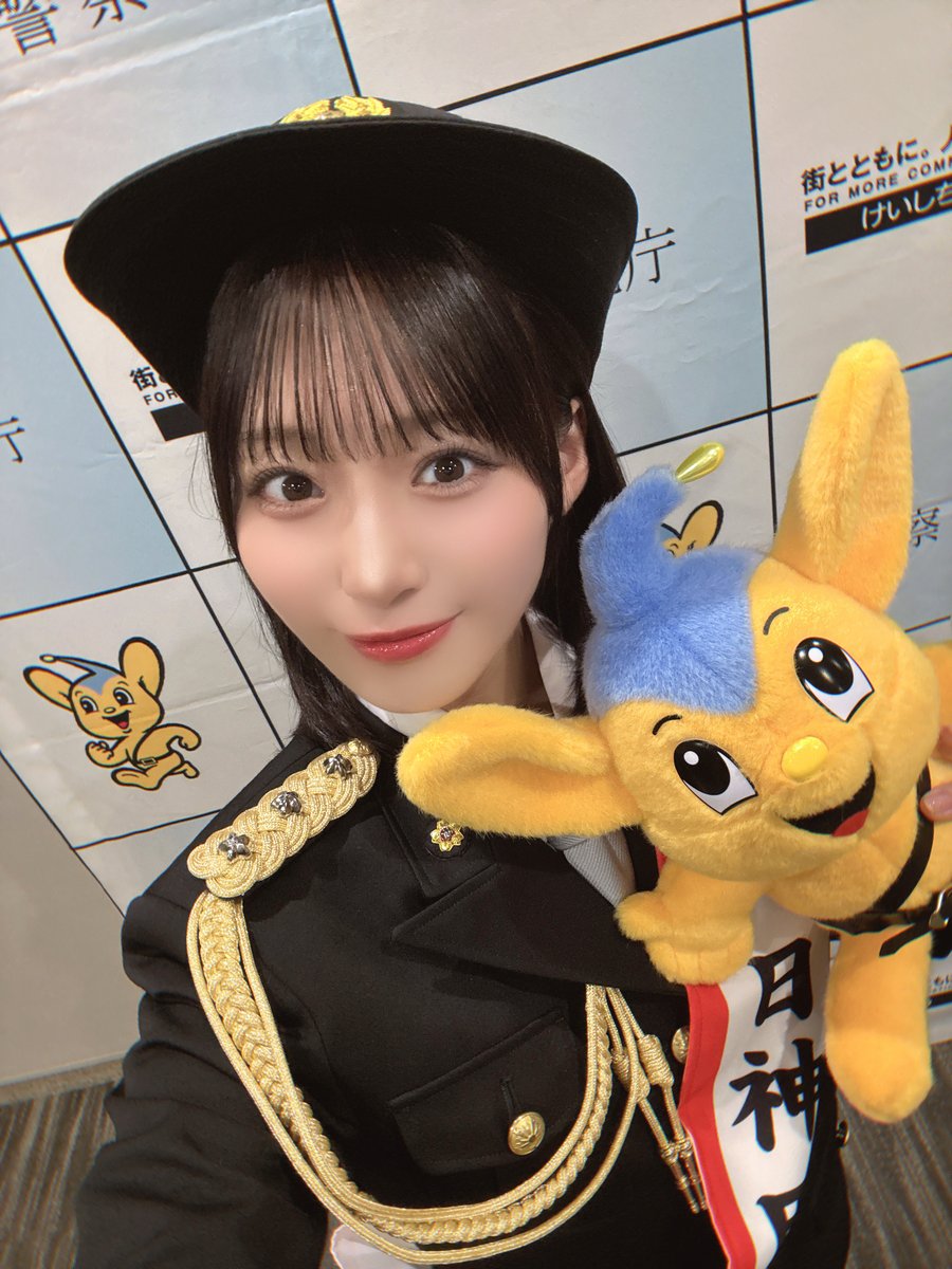 tomita_nanaka's tweet image. 警視庁神田警察署「神田防犯のつどい」で、一日神田警察署長を務めさせて頂きました👮‍♀️⸝⸝꙳

身を守るために大切なことを、来てくださった皆さんと沢山学ぶことができ、とても素敵な時間になりました！

今回学んだことを、これからも大切にしていきたいです。
貴重な経験を有難う御座いました😌✨