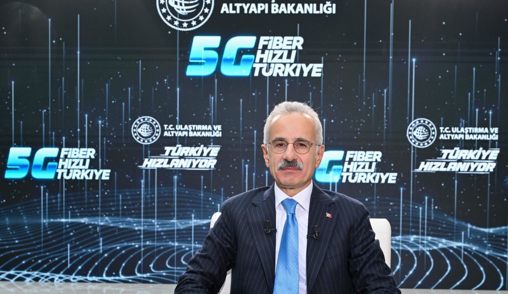 Ulaştırma Bakanı Abdulkadir Uraloğlu, Türkiye’nin 5G’ye geçeceğini belirterek ihalenin gerçekleştirildiğini açıkladı:

“5G ihalesi kapsamında asgari değer olarak belirlediğimiz 2 milyar 125 milyon ABD doları hedefimiz, KDV ile birlikte 3 milyar 534 milyon ABD dolarına ulaştı.”