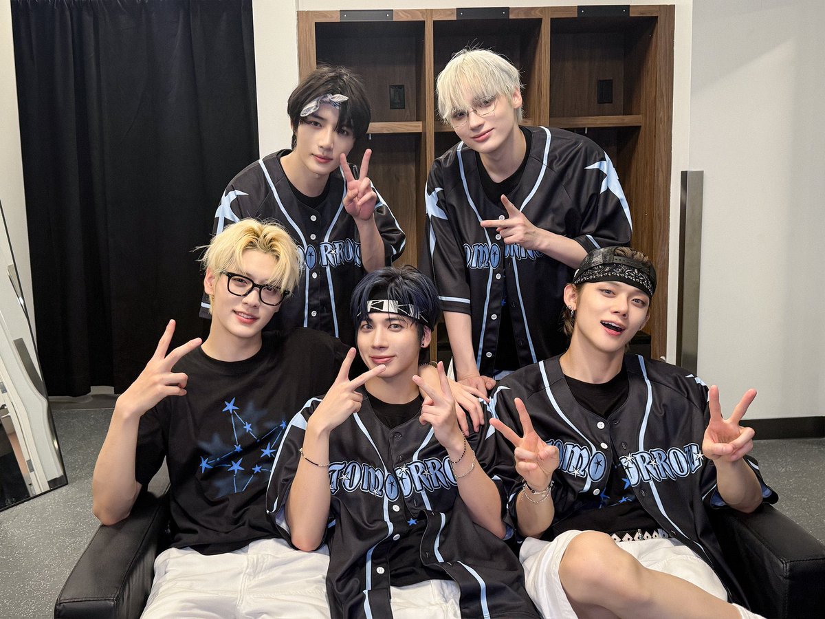 Hello MOAs, mass RT please because 1 RT = 1 Vote. Let's do it for our boys. 

I vote for #TOMORROWXTOGETHER on #2025MAMAVOTE
