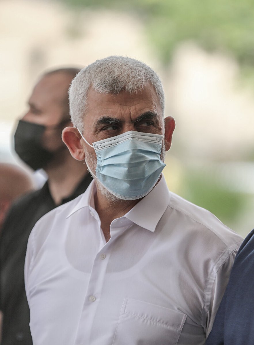 "إذْ لم أجد من دواهي الناس داهيةً
كعينِ واثقةٍ في عينِ مرتبكِ"