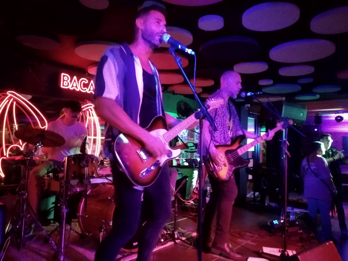 Buenas tardes, indiefamily. Estamos de paso para traeros la última crónica que teníamos pendiente. La de los conciertos de <a href="/BelonaBand/">Belona</a> y <a href="/CrazyTimesMusic/">C r a z y T i m e s</a> en Confetti Playa

alacant-indie.blogspot.com/2025/10/cronic…