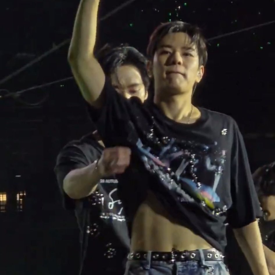 is lee know really gonna try to reveal seungmin's abs again 😭😭