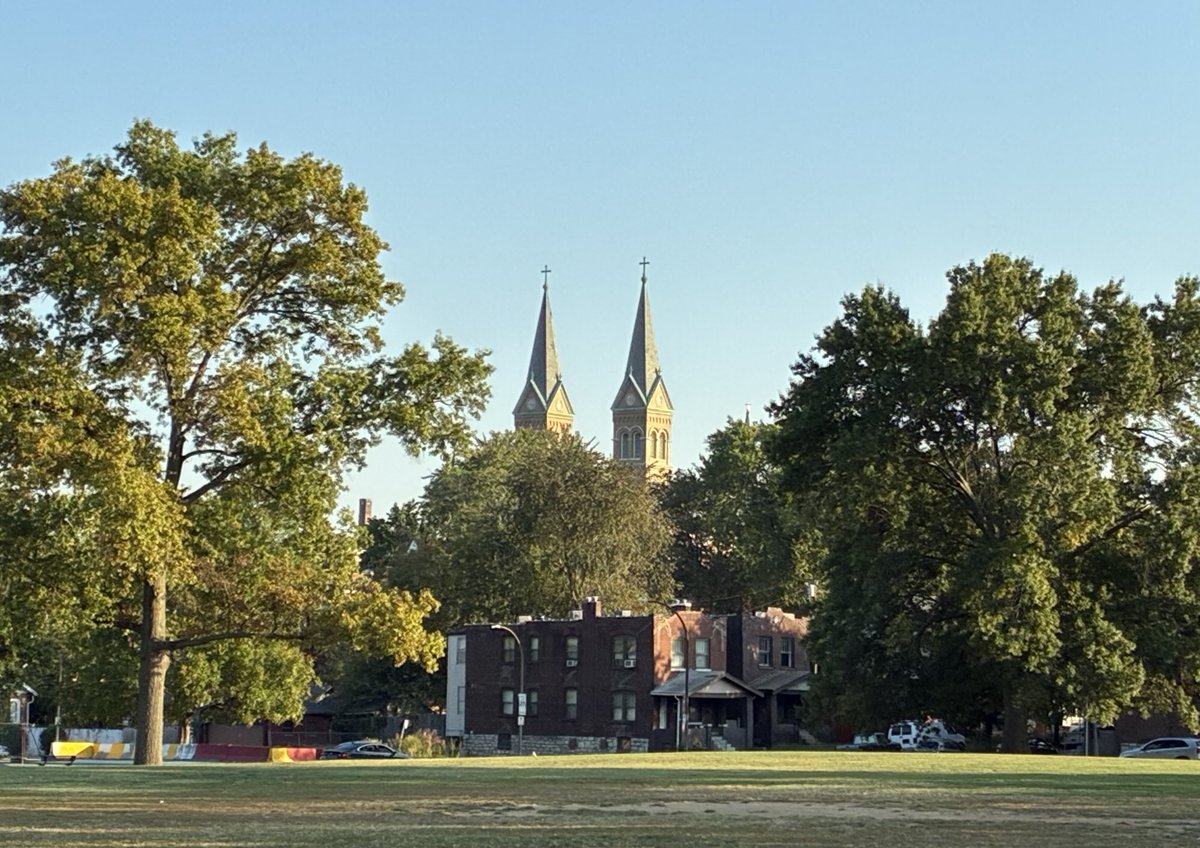 Dutchtown, you were lookin’ good yesterday just before sunset.

St. Anthony of Padua spires, seen from Marquette Park. #StLouis