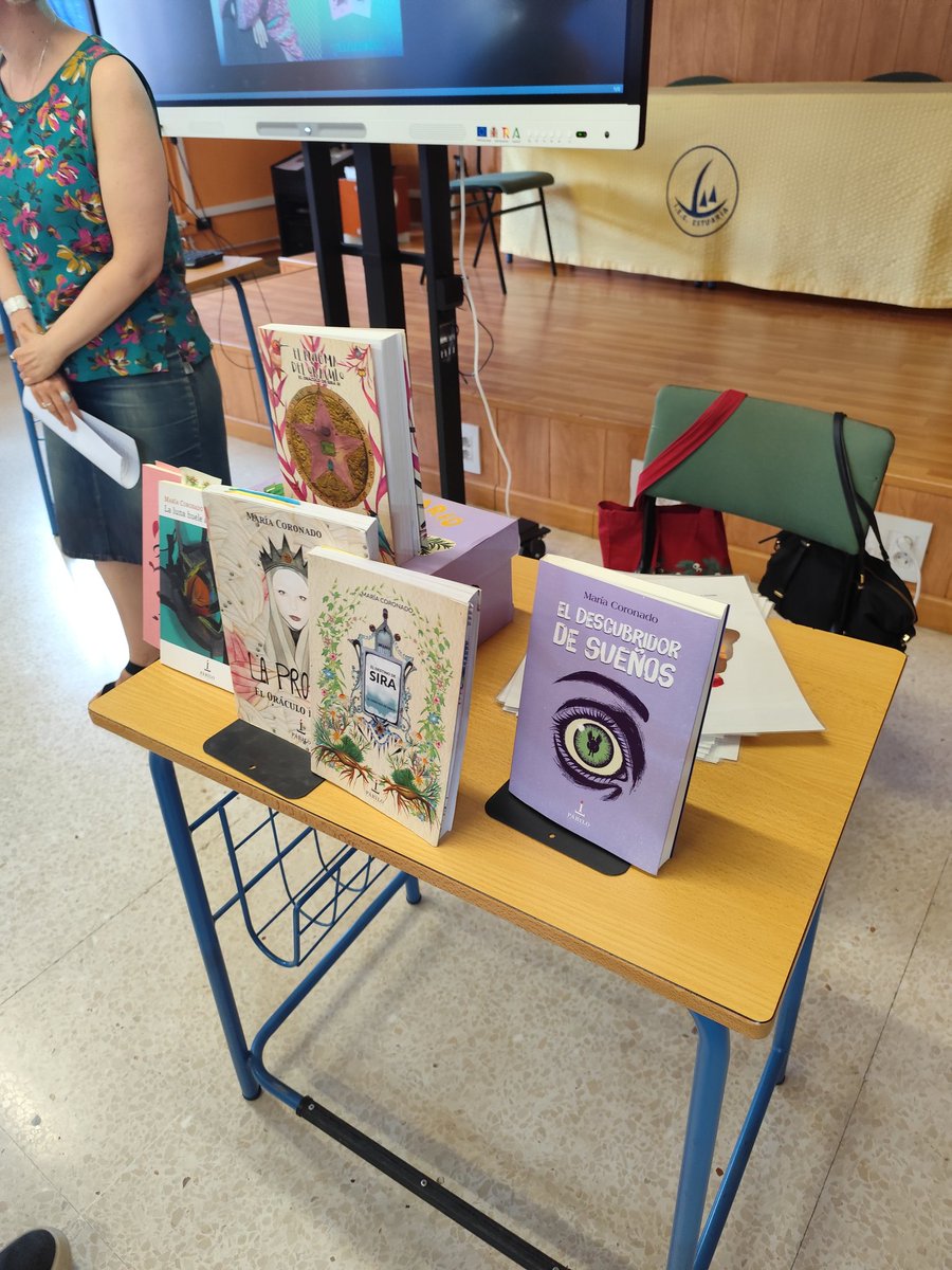Ya está con nosotros María Coronado, hablando de su obra y respondiendo a las preguntas de nuestro curiosos alumnado. 
#Díadelasescritoras 
📚🖊️💜🎒