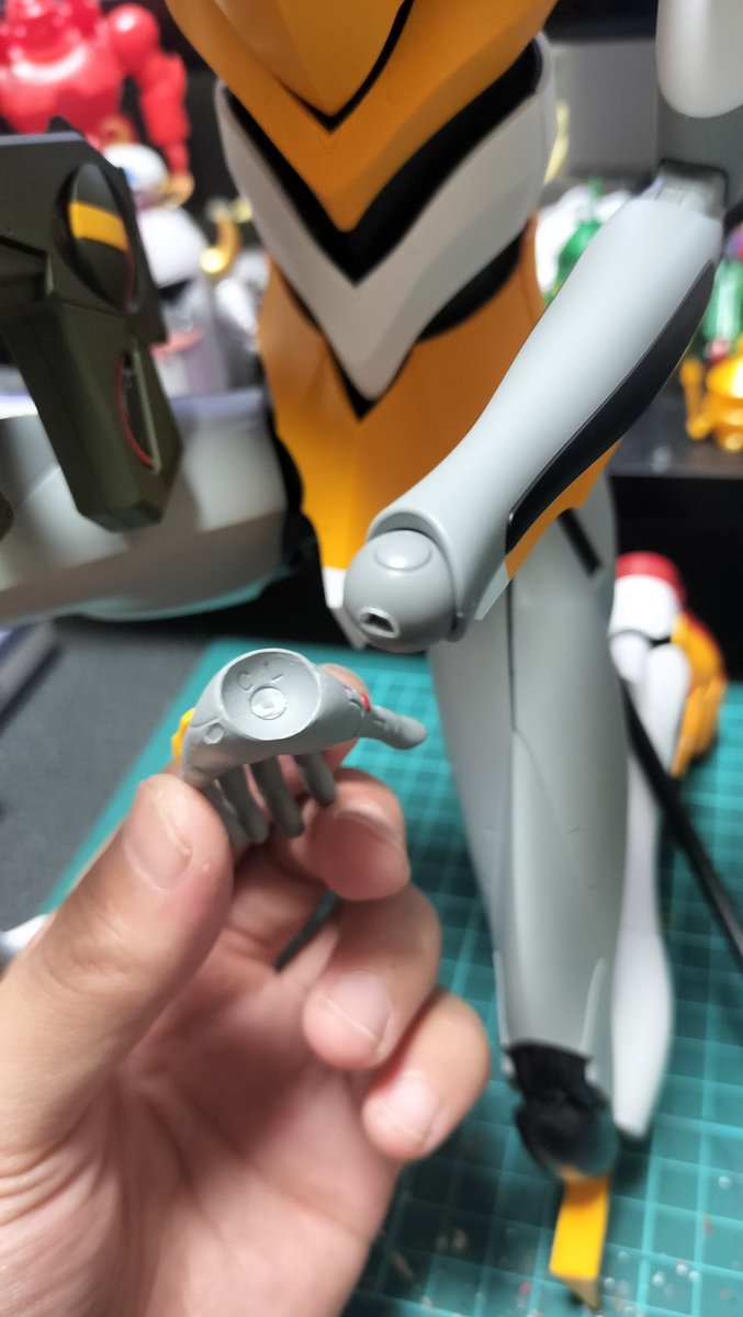 namenji1's tweet image. モンモデル　エヴァンゲリオン零号機

デカいのはいいことだ
はめ合いが悪いというか塗膜で入りきらんっぽいのが多い
アンダーゲートは大変だが見た目最高
完成のテンションでガンガンポーズ取らせてたら手首折れた
#エヴァンゲリオン　#MENGMODEL