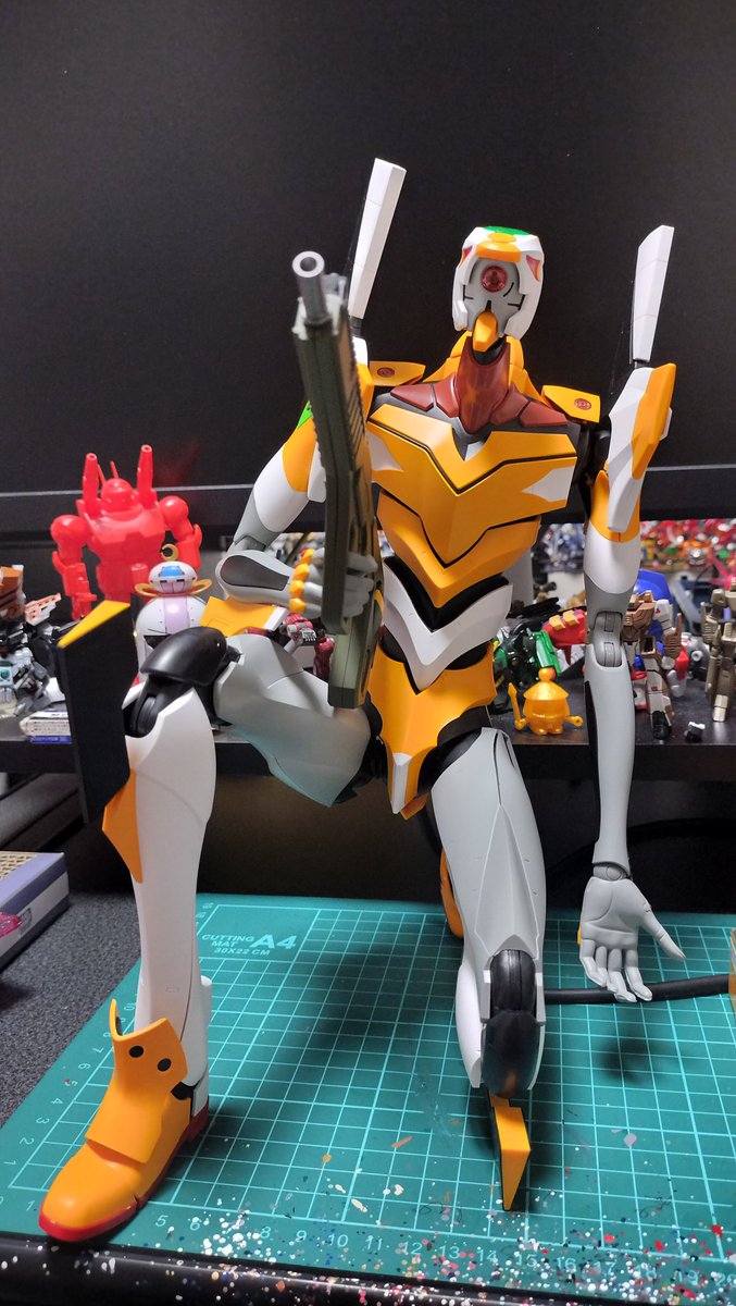 namenji1's tweet image. モンモデル　エヴァンゲリオン零号機

デカいのはいいことだ
はめ合いが悪いというか塗膜で入りきらんっぽいのが多い
アンダーゲートは大変だが見た目最高
完成のテンションでガンガンポーズ取らせてたら手首折れた
#エヴァンゲリオン　#MENGMODEL