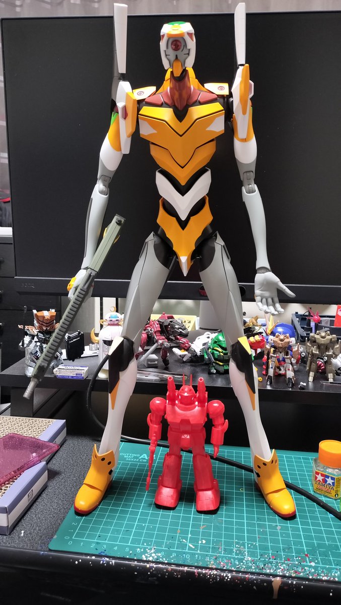 namenji1's tweet image. モンモデル　エヴァンゲリオン零号機

デカいのはいいことだ
はめ合いが悪いというか塗膜で入りきらんっぽいのが多い
アンダーゲートは大変だが見た目最高
完成のテンションでガンガンポーズ取らせてたら手首折れた
#エヴァンゲリオン　#MENGMODEL