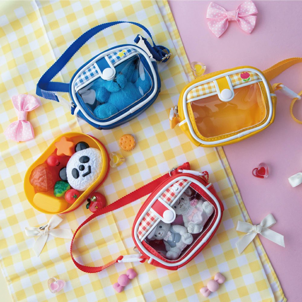 『お人形ようちえんバッグ』

小さいなお人形やぬいぐるみなどを可愛く持ち歩けるようちえんバッグです！
しっかりとした素材で型崩れしにくく、紐の長さが調整できるので、ぬいぐるみのバッグとしてもご使用いただけます✨
goodslog.info/39629/