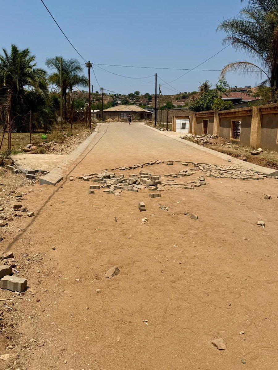 CapricornFMNews's tweet image. #DelayedProjects The projects include the R24 million D5011 Dan access  road to the R36 in Wards 17 and 18, as well as the R18 million Topanama road project in Ward 16 wherein a new contractor has since been appointed.

The committee has previously raised concern over service…