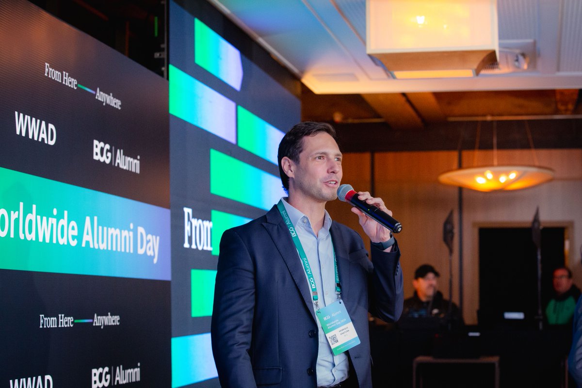 BCGinBrazil's tweet photo. 💚 Uma noite inesquecível de reencontros!
O World Wide Alumni Day celebrou nossa comunidade global de ex-BCGers — histórias que construíram o BCG e continuam a inspirar o futuro.
Conexões, lembranças e muita emoção marcaram esse encontro especial. 🌍✨ #BCGinBrazil https://t.co/6oGsy5cG6R