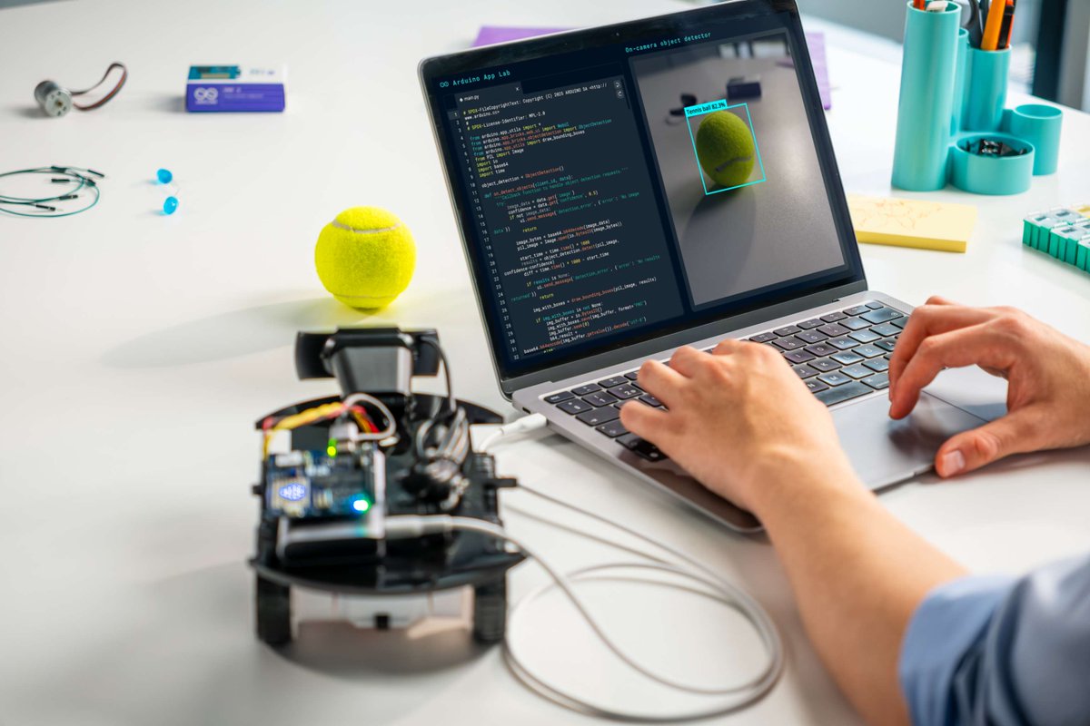 MakerFaireRome's tweet image. La nuova #ArduinoUNOQ debutta a #MakerFaireRome 💥
Due cervelli, una sola scheda: Linux + controllo realtime per portare l’#AI nelle mani dei maker.
Scopri demo interattive, robot e tanta innovazione allo stand #Arduino, nell'Area J di #MFR2025!
Leggi ▶️ makerfairerome.eu/blog/arduino-u……
