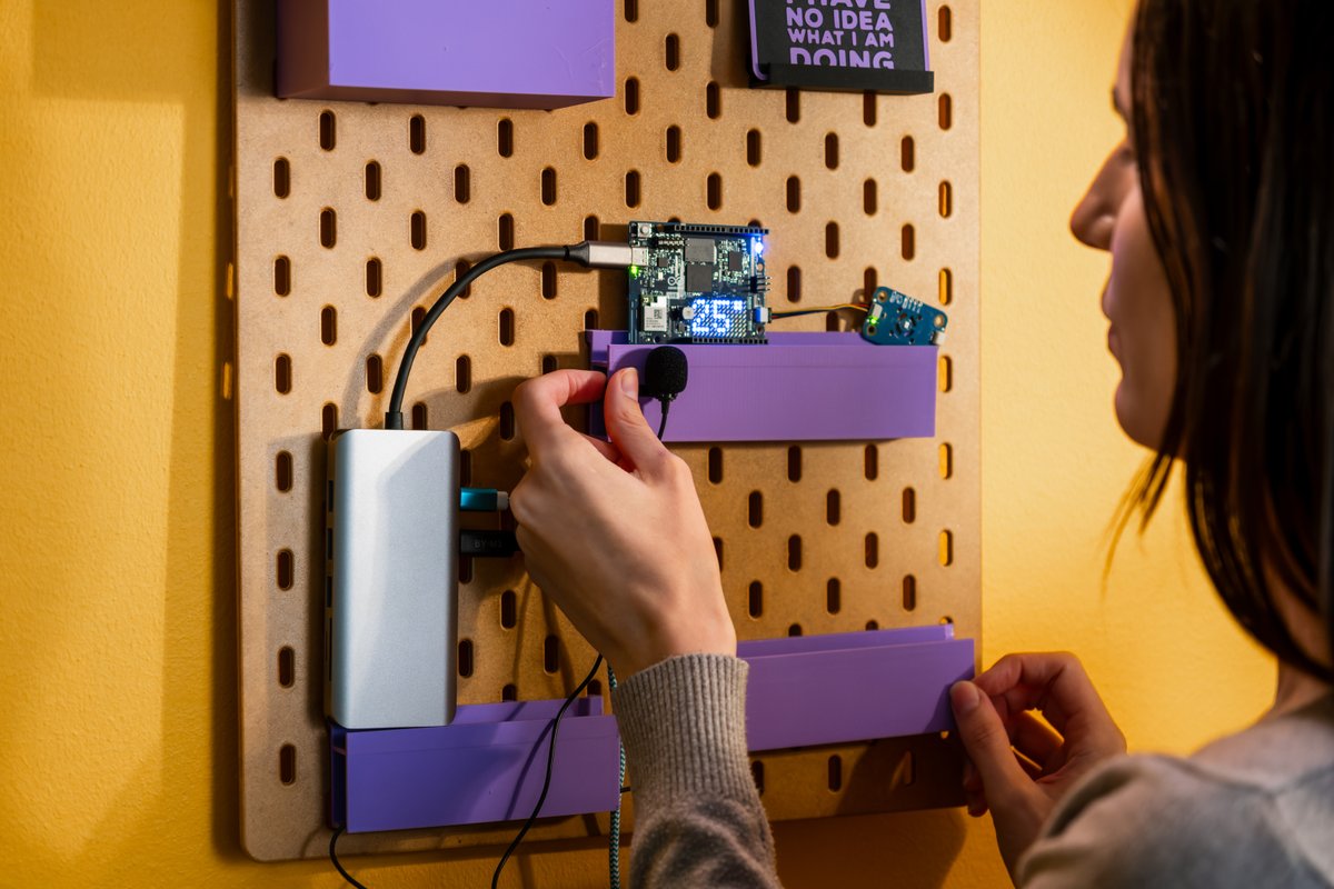 MakerFaireRome's tweet image. La nuova #ArduinoUNOQ debutta a #MakerFaireRome 💥
Due cervelli, una sola scheda: Linux + controllo realtime per portare l’#AI nelle mani dei maker.
Scopri demo interattive, robot e tanta innovazione allo stand #Arduino, nell'Area J di #MFR2025!
Leggi ▶️ makerfairerome.eu/blog/arduino-u……