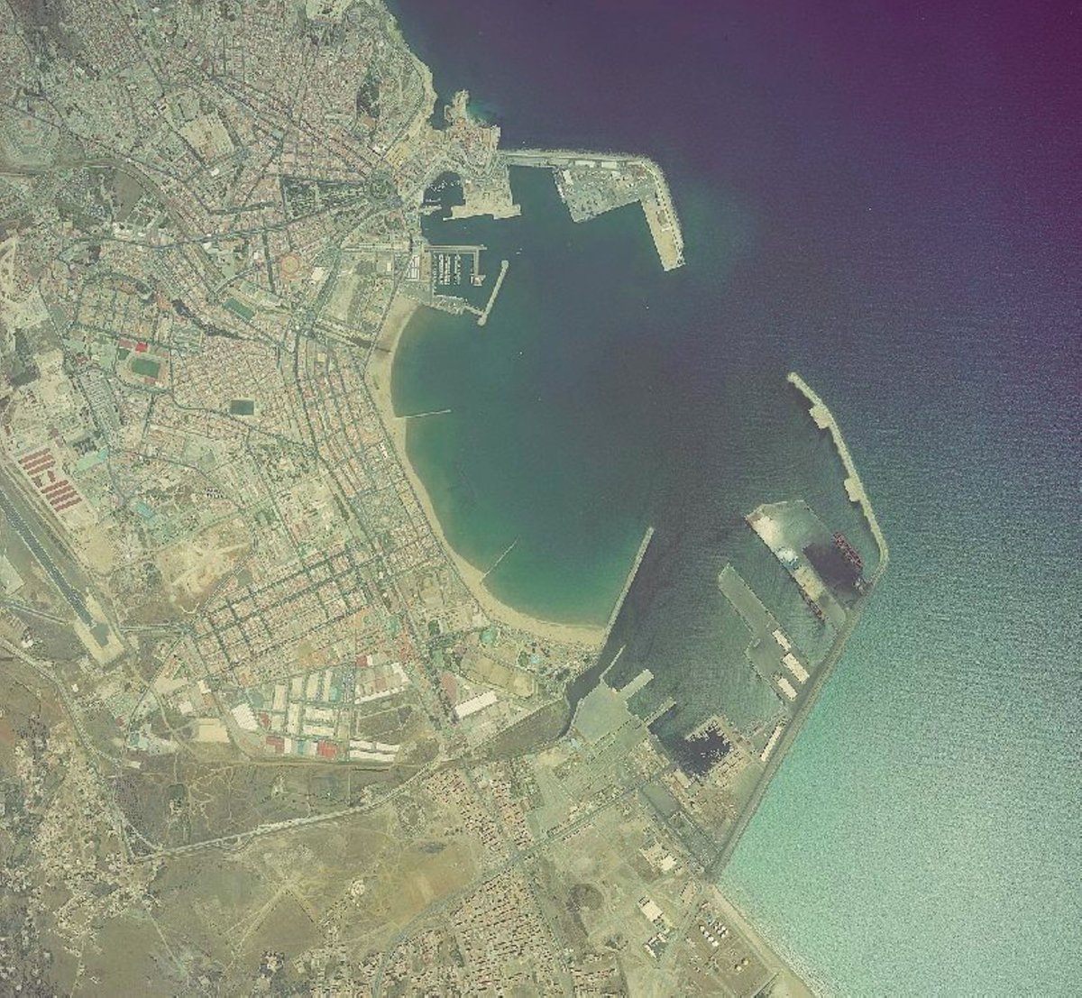 IGNSpain's tweet image. 📷 ¿Reconoces este lugar? ¿En qué localidad se encuentra? 🤔

➡️ Puedes consultar los datos de este vuelo #PNOA en la #fototecadigital y solicitar certificados de #fotogramas 🛩️

👉 mtr.cool/jsfjmnsjlw

#IGNSpain #CNIG #ImágenesAéreas #Ortofotos #fotogrametría @transportesgob