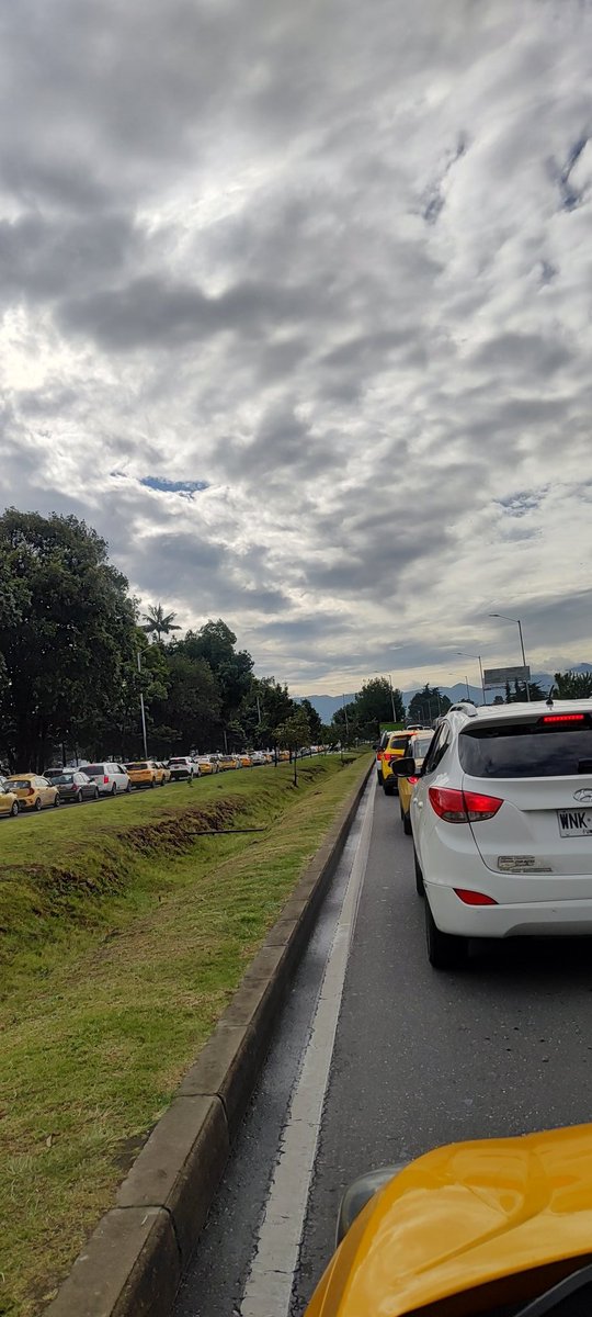 JonathanParra10's tweet photo. A esta hora se reporta fuerte trancón en la avenida El dorado saliendo del aeropuerto ¡no se sabe qué pasa! Totalmente detenido el tráfico @SectorMovilidad @CarlosFGalan @BOG_ELDORADO https://t.co/lIiFE6Fc31