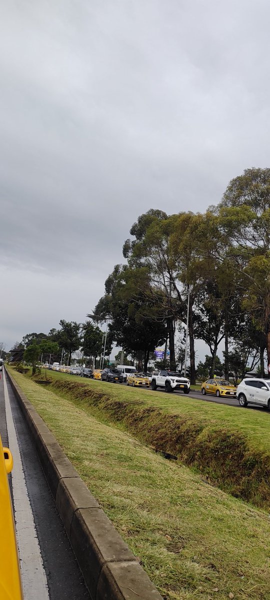 JonathanParra10's tweet photo. A esta hora se reporta fuerte trancón en la avenida El dorado saliendo del aeropuerto ¡no se sabe qué pasa! Totalmente detenido el tráfico @SectorMovilidad @CarlosFGalan @BOG_ELDORADO https://t.co/lIiFE6Fc31