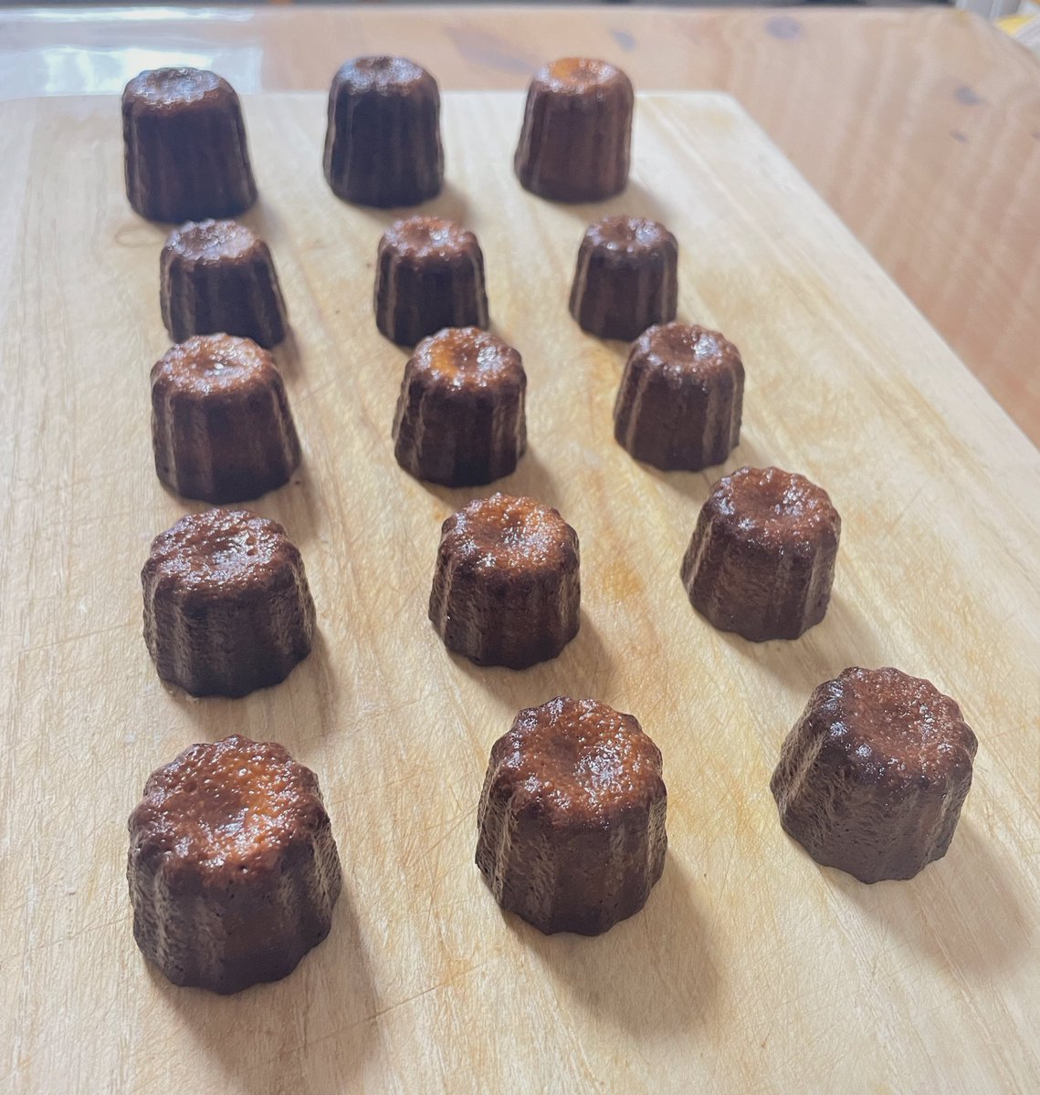 Note_Tubata's tweet photo. 出来立てのカヌレを食べちまった日には
もうコンビニのカヌレには戻れないのだ。 https://t.co/r98CZ8p6QK
