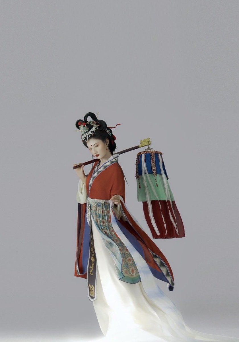 AmazingHanfu's tweet image. Trending on the #Internet: Chinese #immortals wear more than white clothes. She stands out in a brick-red shirt, holding a crimson silk #lantern. This fusion of #Hanfu, #makeup artistry, and #heritage crafts showcases the vibrant charm of Chinese immortal #legends. (Via.Zi Shuo)