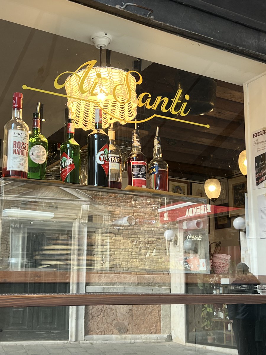 Hier sind wir richtig. „Zu den Heiligen“ 🥂🥂🥂