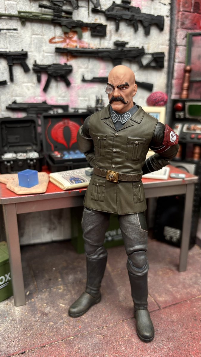 My custom Dr.Mindbender using the operation monster force sleepwalker heavy weapon soldier. Think it suits really well and more how I imagined the good doctor looking.