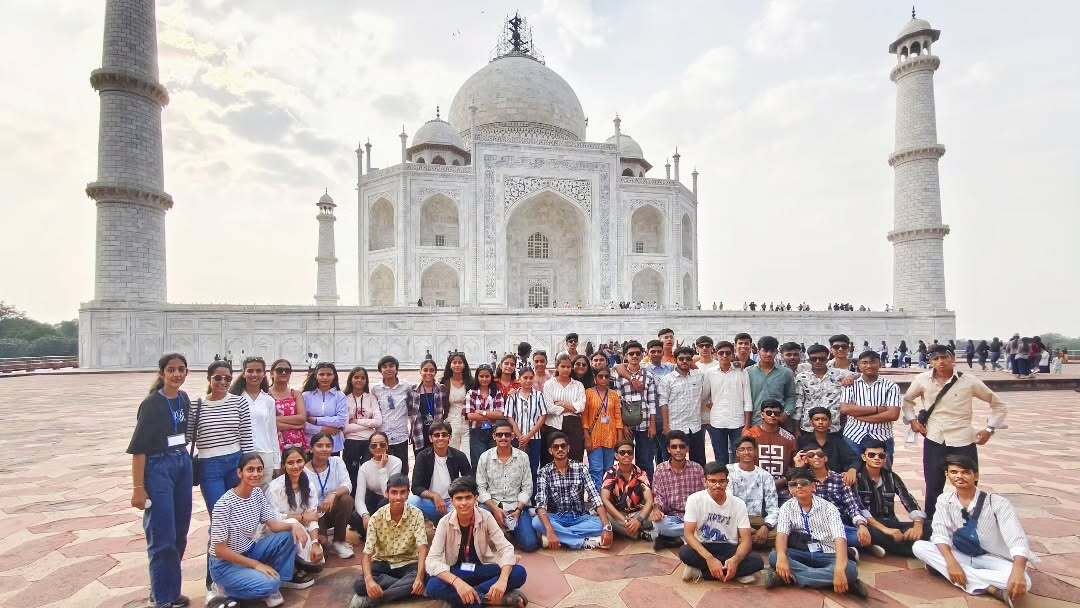 psp_college's tweet image. 📚 “सीखते हुए घूमना – यही है असली एजुकेशन!” 🎒
आगरा की ऐतिहासिक धरोहरों ने दिल जीत लिया ❤️
.
.
.
.
.
.
.
.
.
.
#SchoolTour #AgraTrip #LearningWithFun #PSPInstitutions #HistoryLive #pms