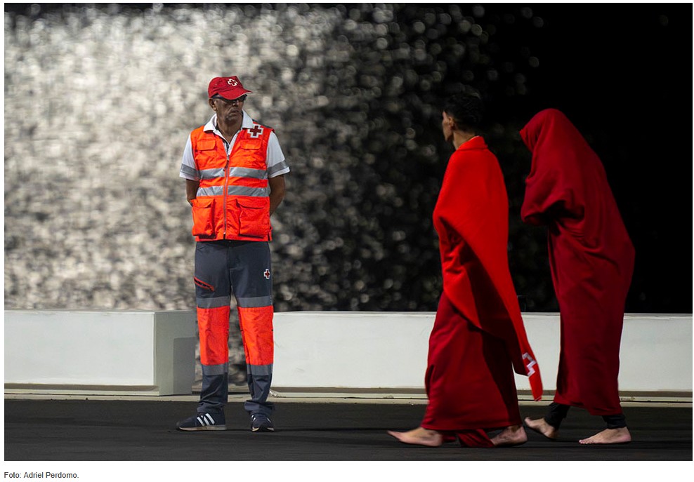 Desaparecen de tres a cinco migrantes al lanzarse hacia un carguero desde una zodiac que se hundía a 83 kilómetros de Lanzarote.

+info: diariodelanzarote.com/noticia/desapa…

Si nos necesitas: www2.cruzroja.es/busquedasinter…

*Foto: Adriel Perdomo. Archivo
