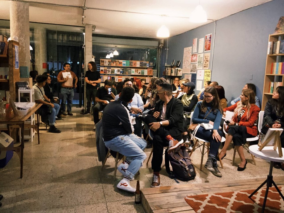 Hace exactamente 1 año presentábamos "266 MICRODOSIS DE BOLAÑO" en Ciudad de México. Estuvo buenísimo, vino un montón de gente, se vendieron libros e hicimos amigos nuevos.